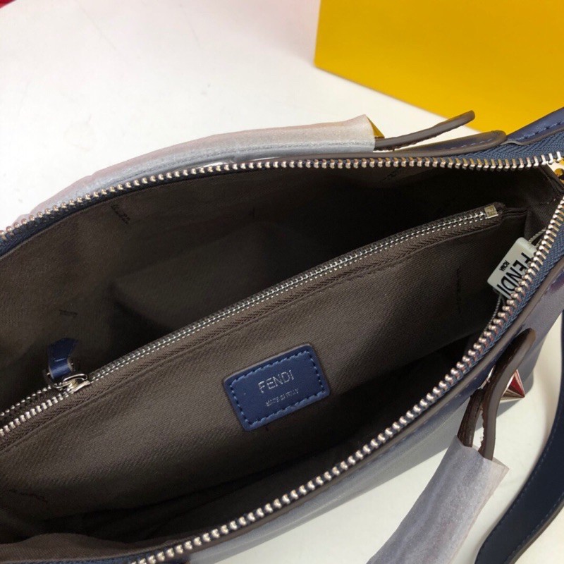 Túi xách da thật cao cấp FENDI thiết kế bên trong có lớp lót rộng, dây đeo vai và quai đeo chéo, có thể tháo rời.