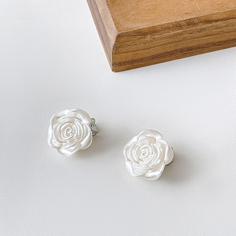 Khuyên Tai Dạng Kẹp Hình Hoa Hồng Trắng Đính Ngọc Trai Cao Cấp Cổ Điển Thanh Lịch Cho Nữ