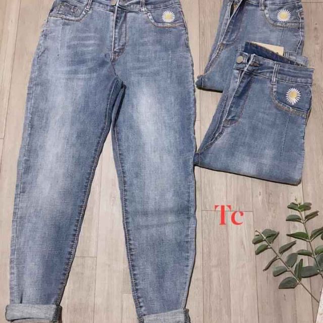 Quần baggy bò hoa cúc siêu hót.Chất bò siêu co giãn mềm mịn, hàng chuyên đổ shop.