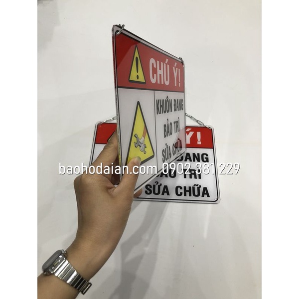 Bảng mica cảnh báo đang bảo trì sửa chữa có xích treo 20 x 30cm