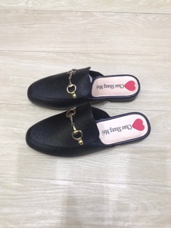 Giày sục nữ đen khoá vàng