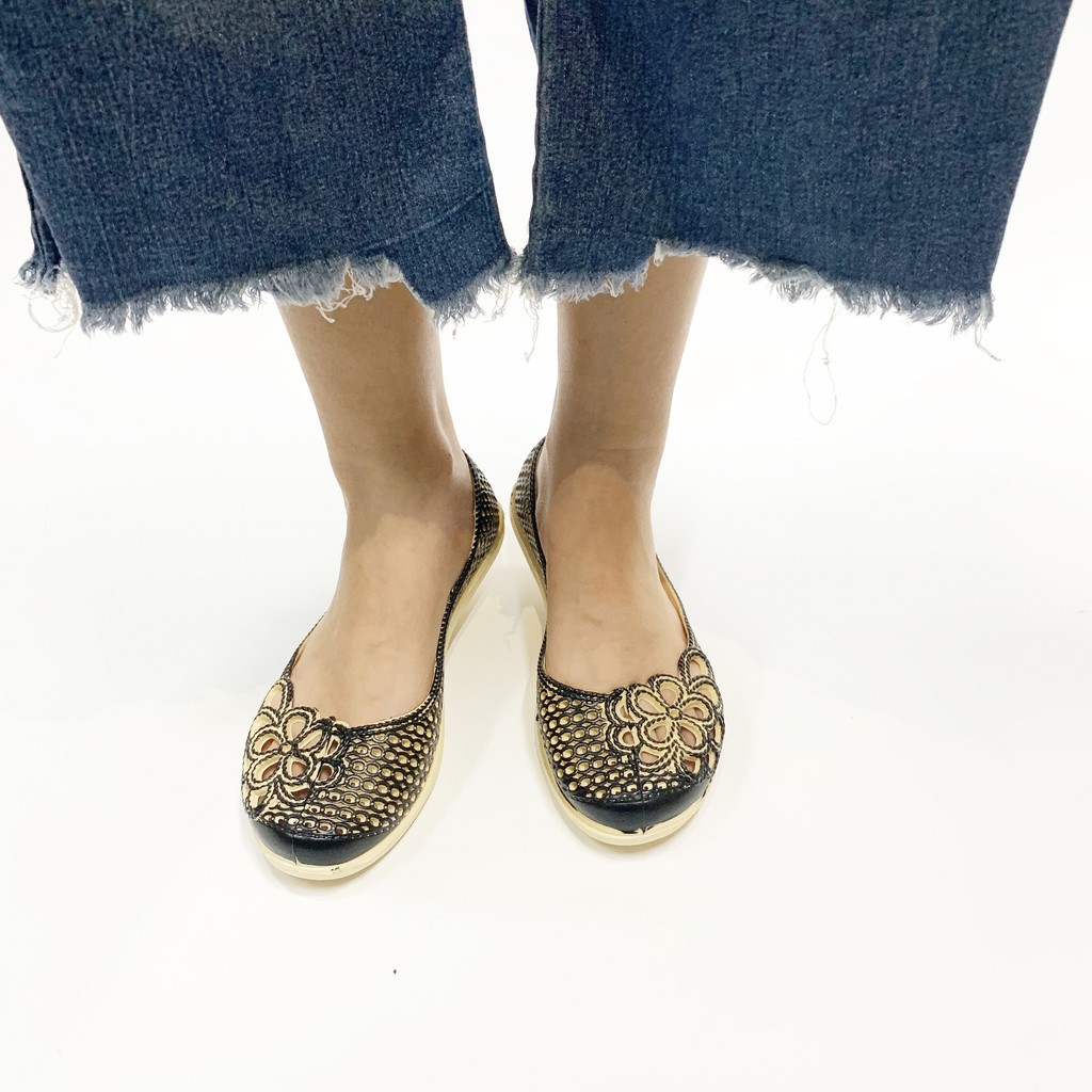 Giày bệt lỗ in hoa hot trend hè 2020 form nhỏ mua tăng 1 size giày búp bê đơn giản 3L03
