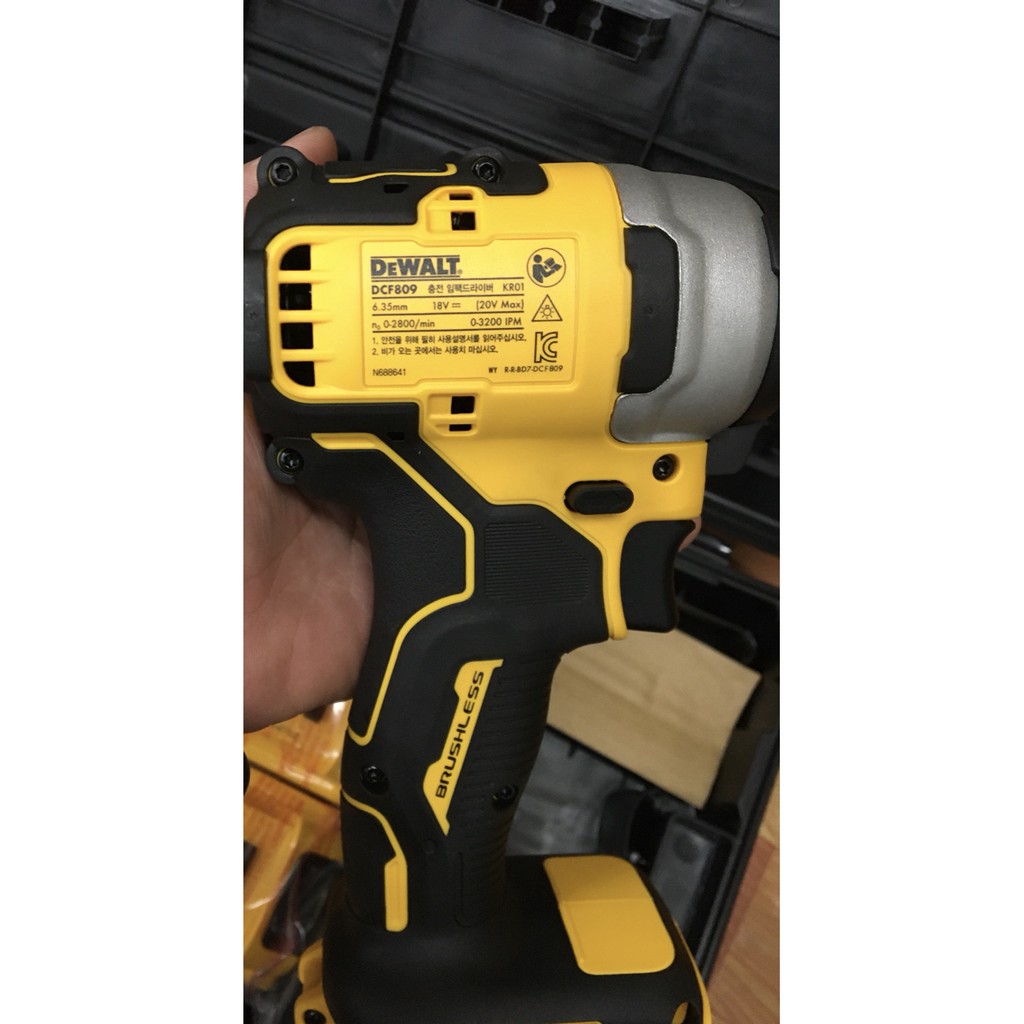 Máy vặn vít dùng pin DeWALT 20V Max DCF809P2-KR (SET 5Ah)