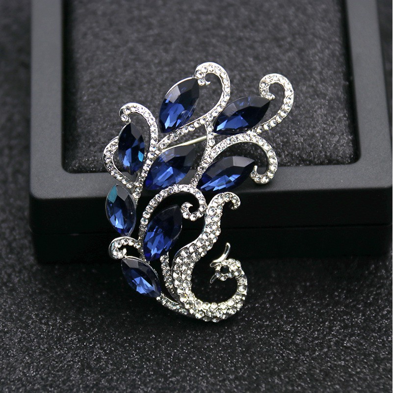 Trâm cài áo hình công hạnh phúc - GC171