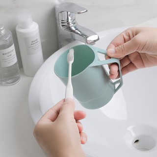 Ly nhựa để bàn chải đánh răng