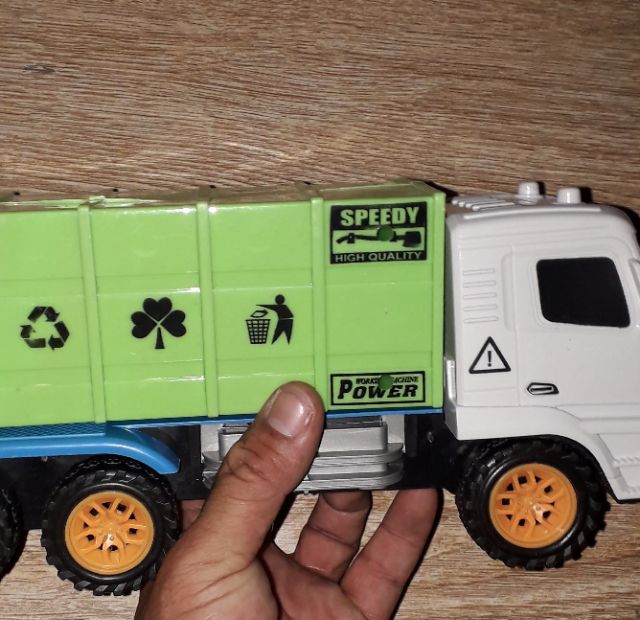 Một Chiếc xe mô hình hốt rác chạy chớn bằng nhựa rất đẹp