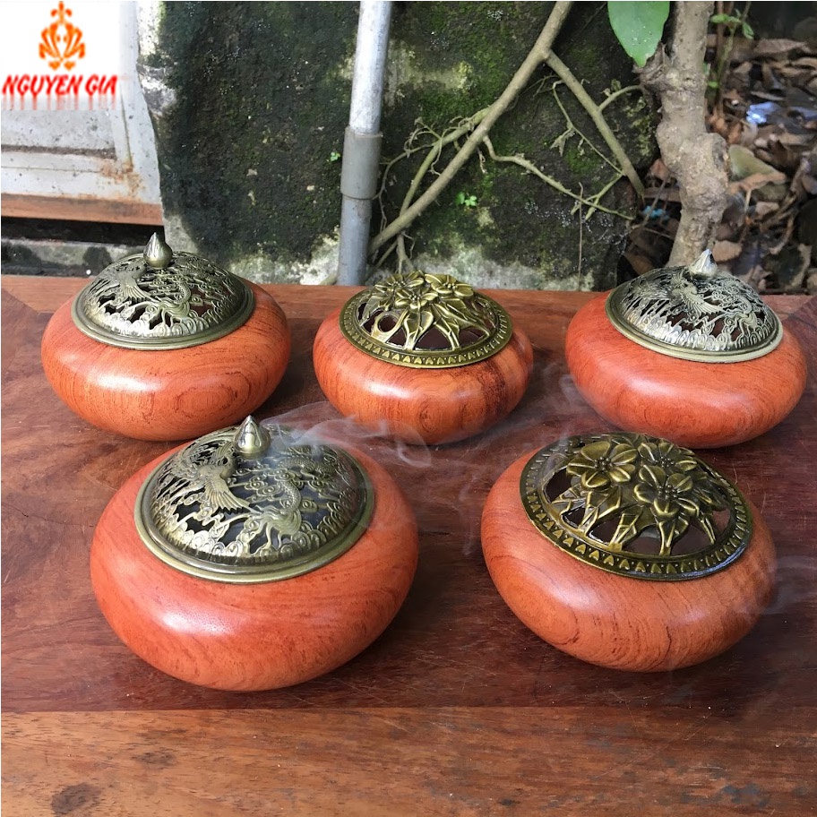 Lư xông trầm bằng gỗ Hương tặng đế nhôm tiện lợi giúp thanh lọc không khí tạo nên không gian sống trang nhã, yên bình