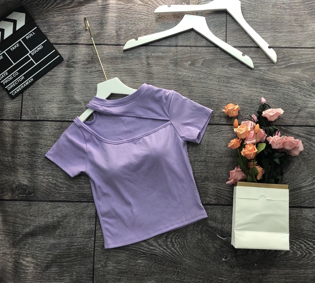 Áo croptop khoét cổ