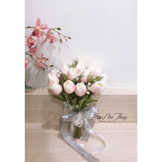 Bó hoa cưới cầm tay cô dâu bằng hoa lụa