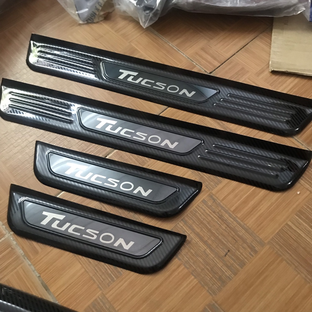 Bộ 8 Nẹp Bước chân Trong + Ngoài Vân carbon Cho Hyundai Tucson Form 2016 - 2021