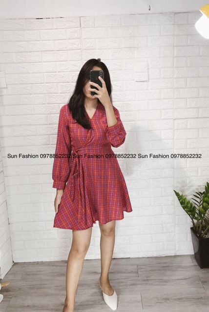 Đầm caro đỏ tay dài cổ V đắp chéo Sun Fashion