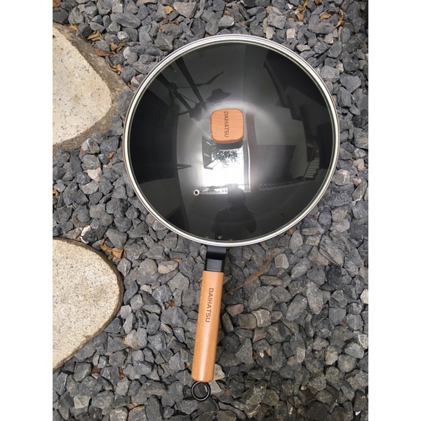 Chảo thép Daihatsu xuất Nhật-tay cầm gỗ- “đáy phẳng dày- sử dụng bếp từ-size 32cm.a