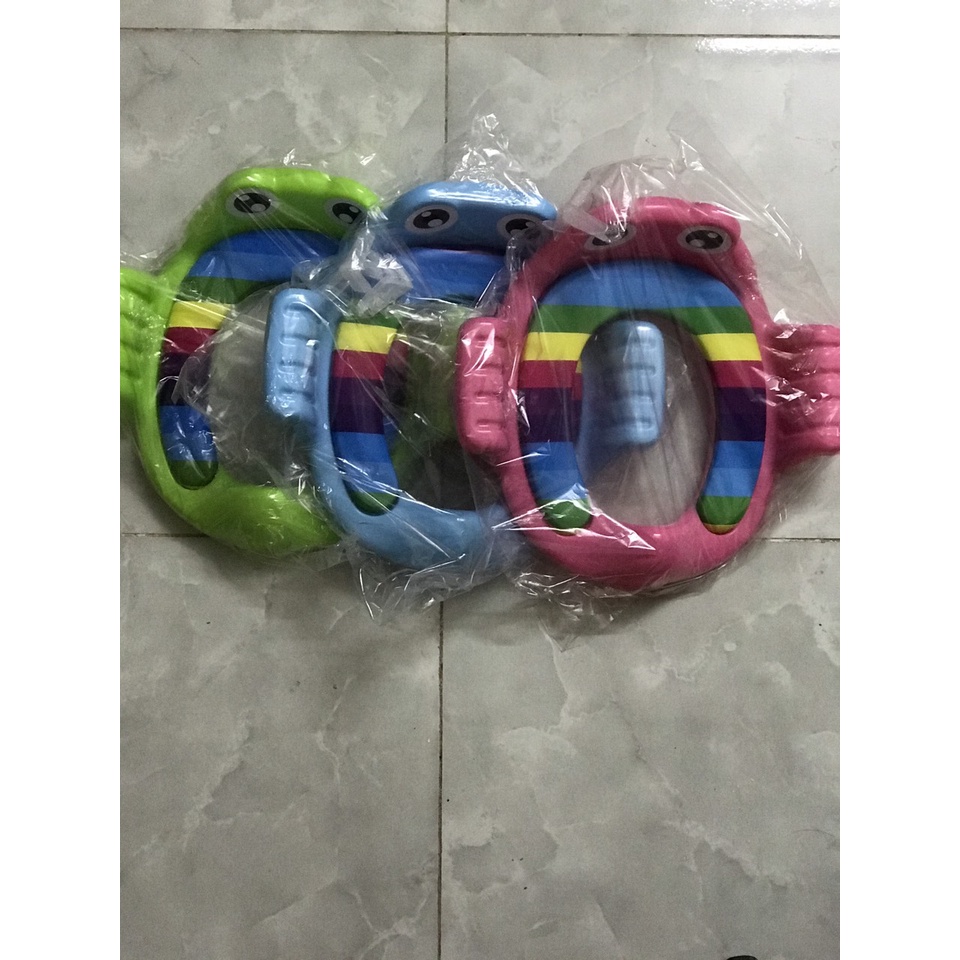 Thu nhỏ bồn cầu Freeship Bệ ngồi bồn cầu cho bé Hình Ếch có tay vịn và đệm lót giúp bé an toàn khi đi vệ sinh