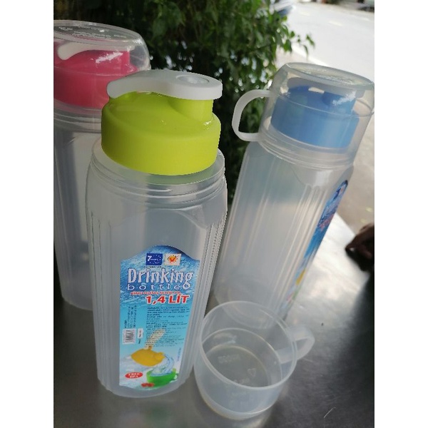Bình đựng nước 1400ml có kèm ly tiện lợi