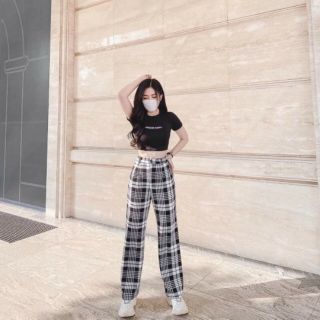 Set áo đen quần kẻ caro