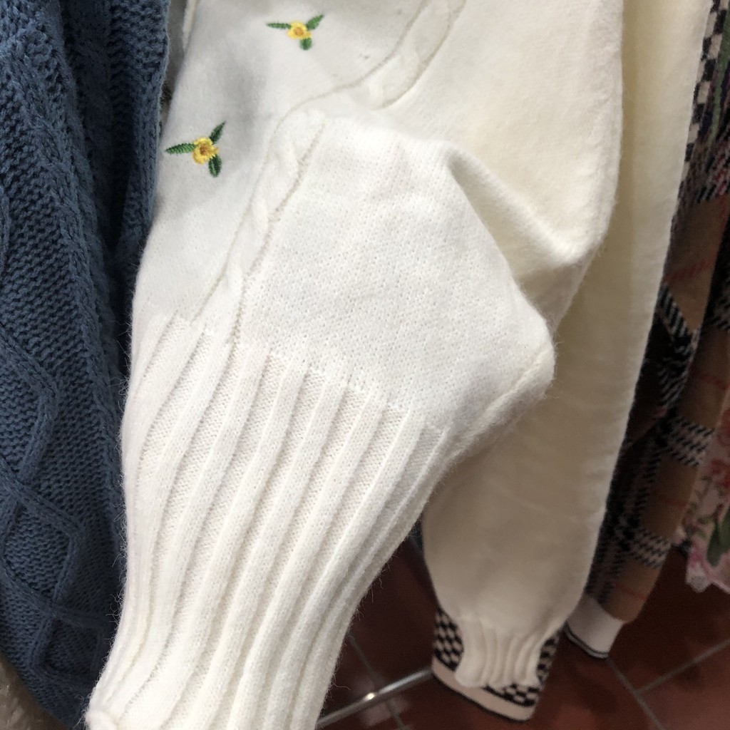 Khoác len crop thêu hoa