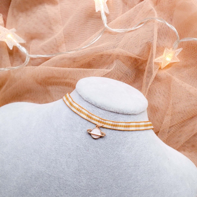 Vòng Cổ choker Chất Liệu Nhung Màu Nâu Họa Tiết Cỏ Bốn Lá Và Trái Tim