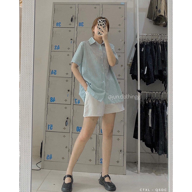 Sơ mi cộc tay kẻ xẻ lưng cute | BigBuy360 - bigbuy360.vn