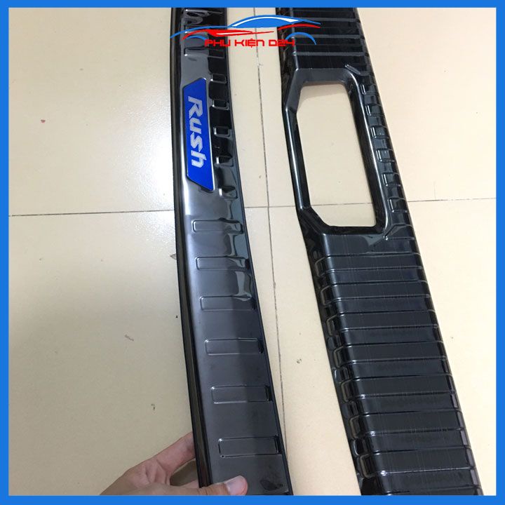 Ốp chống trầy cốp Rush 2019-2020-2021 thép không gỉ vân Titan chống trầy bảo vệ xe