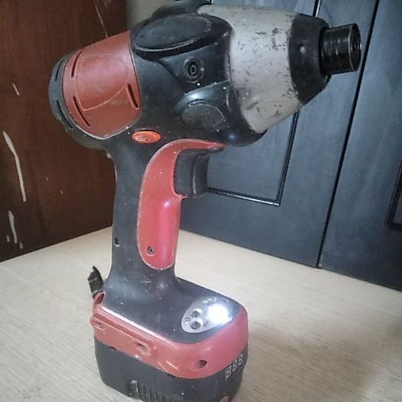 Máy vặn vít black&decker 12v