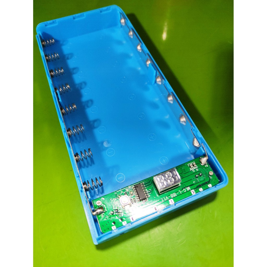 Box sạc dự phòng lắp 8 cell 18650 vỏ nhựa màn LCD màu xanh dương