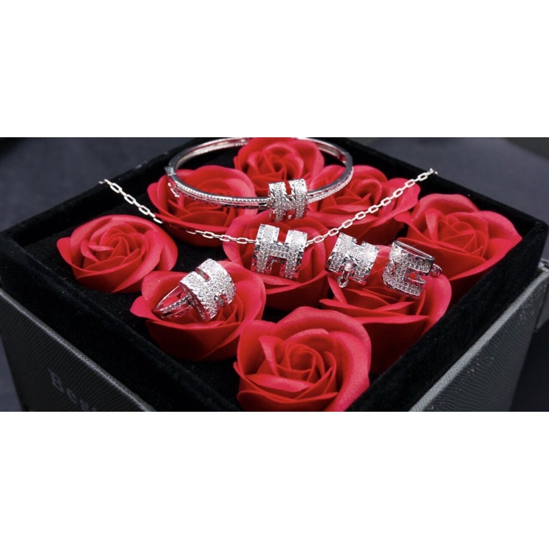 Khuyên tai đá H xanh dương nhân tạo cao cấp siêu long lanh bạc thật viền vương miện aurora