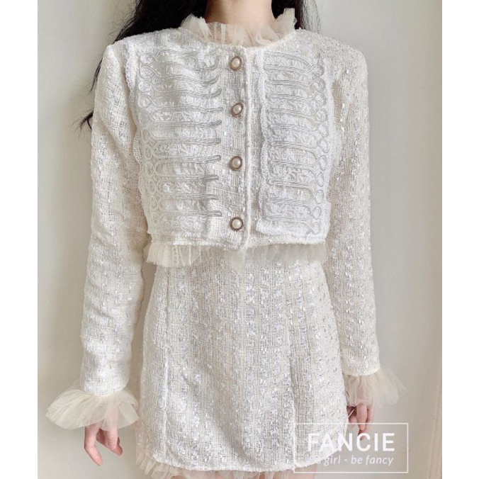 Set dạ tweed trắng kem 3 món gồm áo khoác, chân váy sơ mi trắng tiểu thư cổ đắp chéo