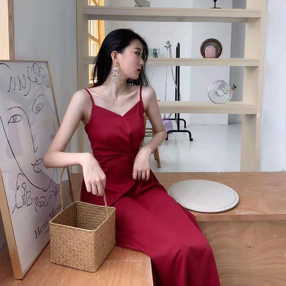 Đầm hai dây màu đỏ phong cách Pháp thời trang xuân hè 2021