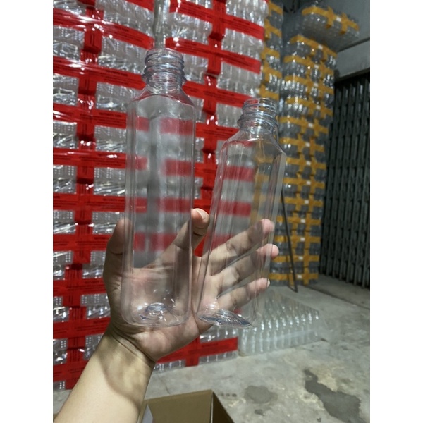 1 Chai nắp đen vuông , tám giác  đựng trà sữa 330ml