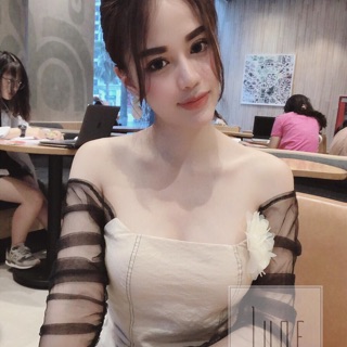 Áo trễ vai kèm tag hoa