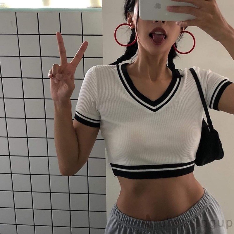 Áo croptop cổ tim viền