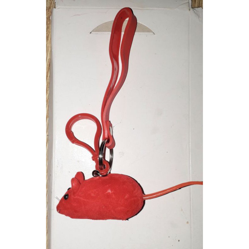 Một chiếc móc khóa bóp kêu chuột 4 trong 1 bằng nhựa rất đẹp