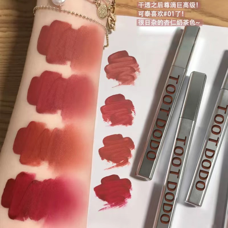 Son bóng dưỡng ẩm chống nước lâu trôi tiện dụng