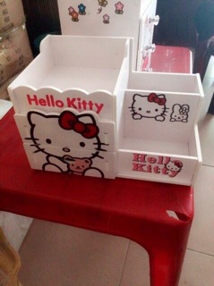 KỆ MỸ PHẨM HELLO KITTY 202