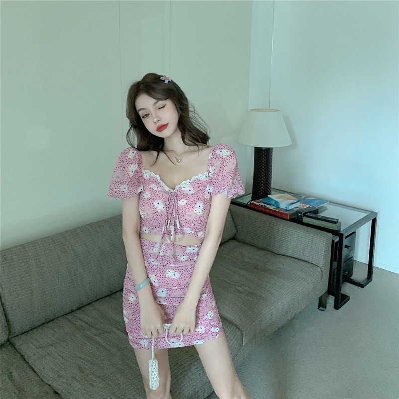 Cả set áo croptop hồng họa tiết hoa phối ren tay ngắn cổ V trể vai + váy ngắn ôm hồng hoa ulzzang