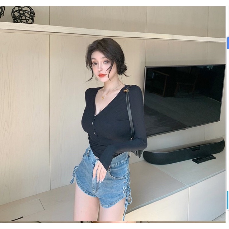 [Mã 11FASHIONSALE1 giảm 10K đơn 50K] Áo thun nữ tay dài dáng ôm cúc đóng ngực Michi,áo croptop tay dài cổ tim | WebRaoVat - webraovat.net.vn