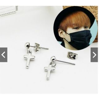 Khuyên tai giống suga bts
