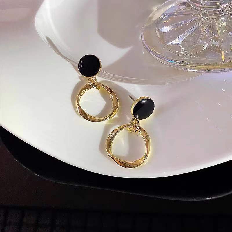 Khuyên Tai Nữ Thiết Kế Mặt Tròn 2 Màu Đen Trắng Đơn Giản LILY