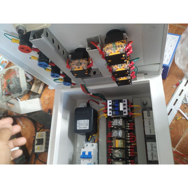 Tủ điện 1 máy bơm cho 2 nhà hoặc 2 bồn xài chung nguồn