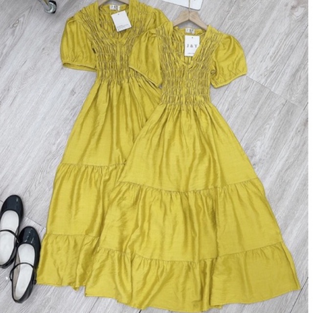 Váy Maxi Dáng Dài Chun Ngực Cổ Tim Xoè Tầng Tay Bồng Chất Đũi Tơ Màu Vàng Bơ