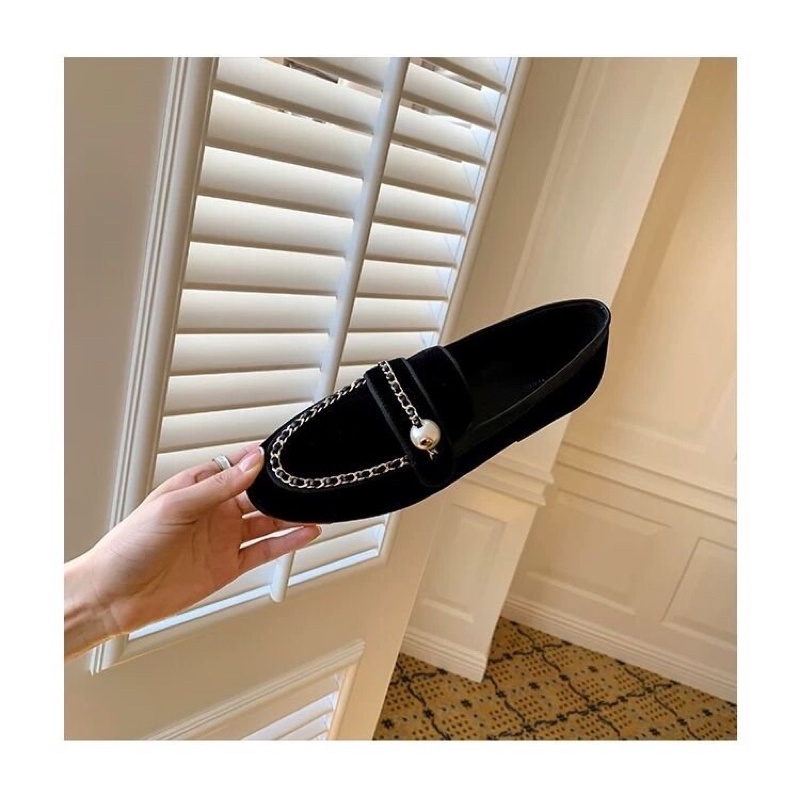 Giày lười bít mũi sang chảnh mullet chất liệu nhung đen phối xích