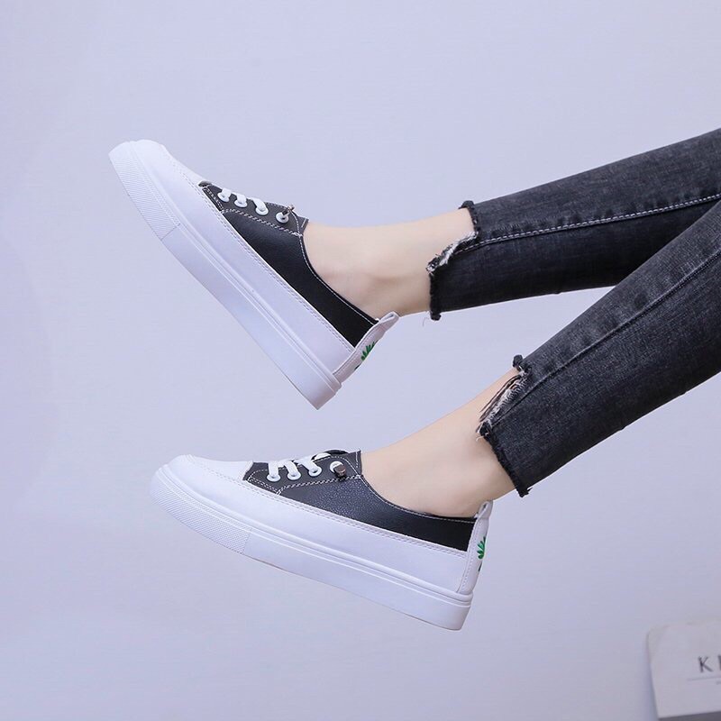 Giày lười nữ da Pu màu đen trắng mix hoa cúc cá tính, slip on nữ