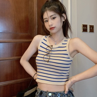 Áo sát nách nữ len dệt kim kẻ ngang cổ yếm croptop P735