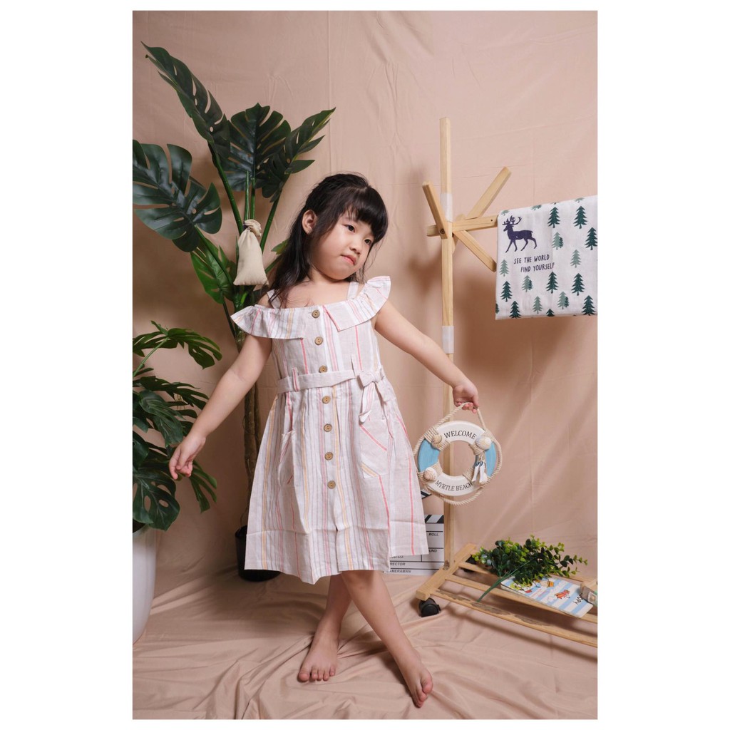 Váy linen hai dây trễ vai, nơ eo bé gái size 2-12, cho bạn từ 12-37kg. Chất linen đanh tay, không nhăn, kiểu dáng đẹp