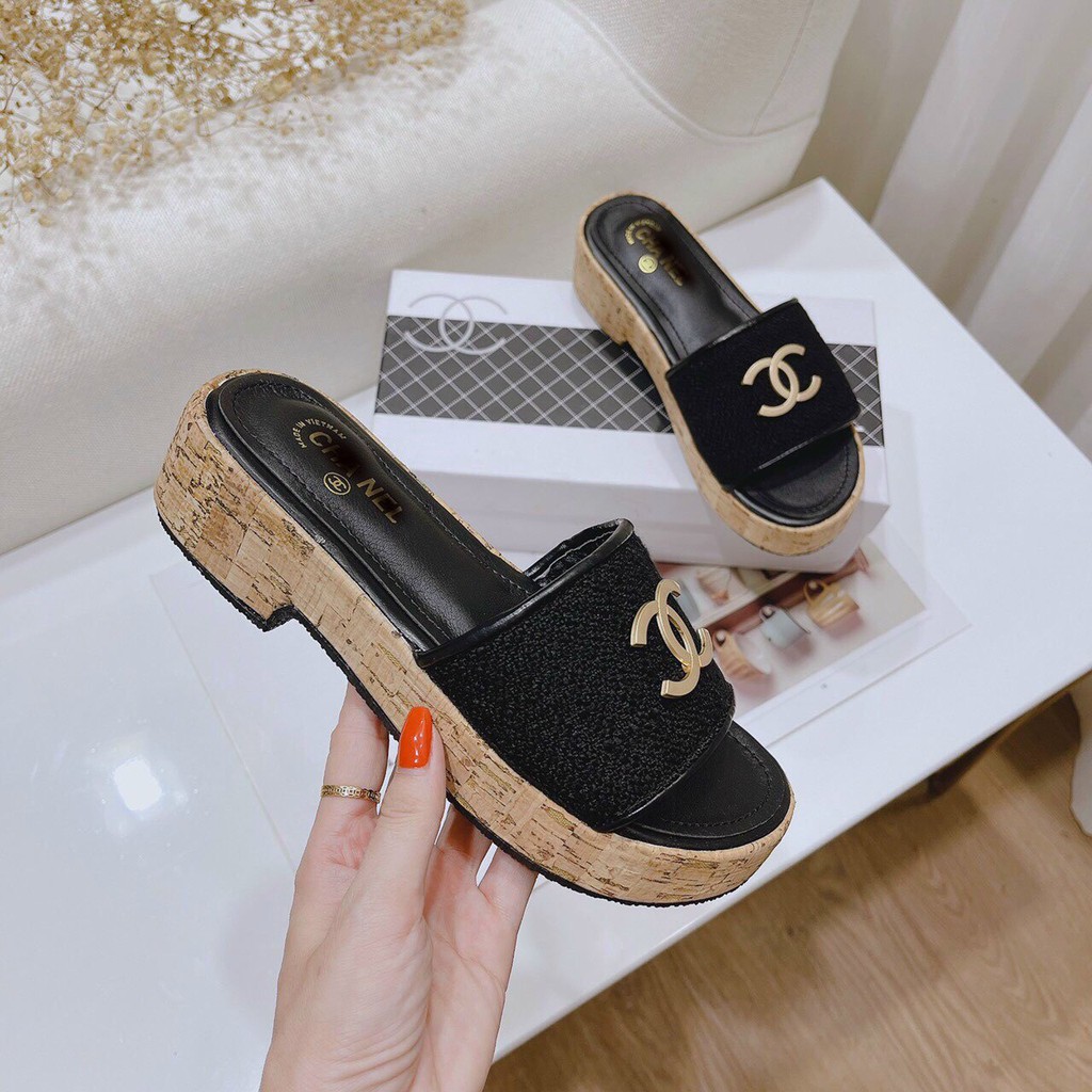 Dép nữ, dép đế cao nữ viền nâu cực sang. Chất liệu tổng hợp mềm, đi êm chân. Kiểu dáng trẻ trung, hottrend