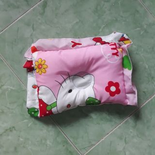 Gối lõm chống bẹt đầu cho bé