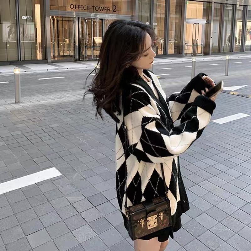 Áo Khoác Nỉ Cardigan Form Rộng Kẻ Hình Thoi Kim Cương Đen Hồng Nữ