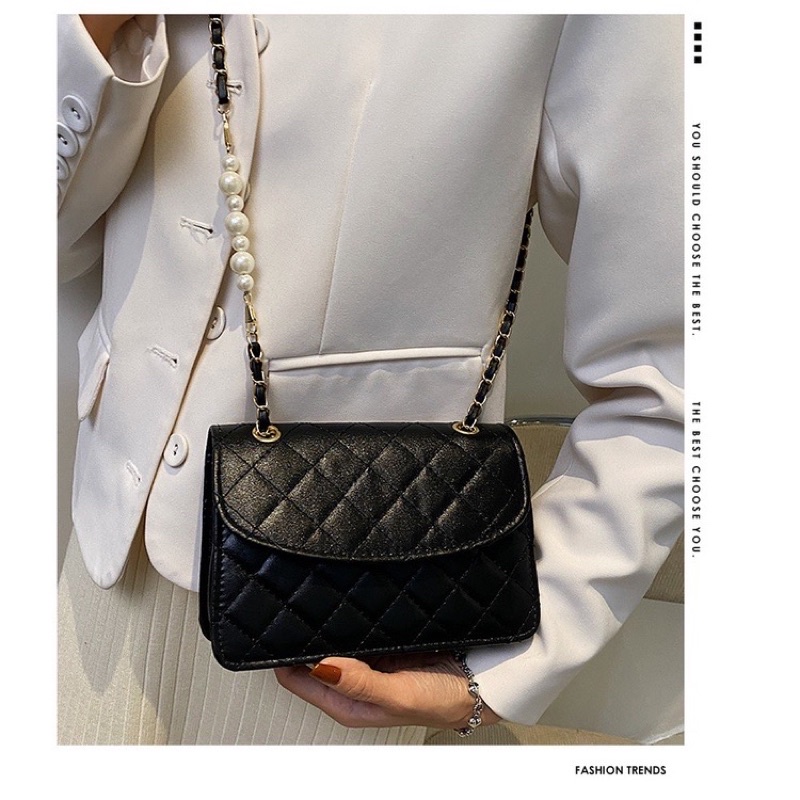 Túi xách nữ đeo chéo kẹp nách da thêu có nắp dây xích phối hạt ngọc nhân tạo.