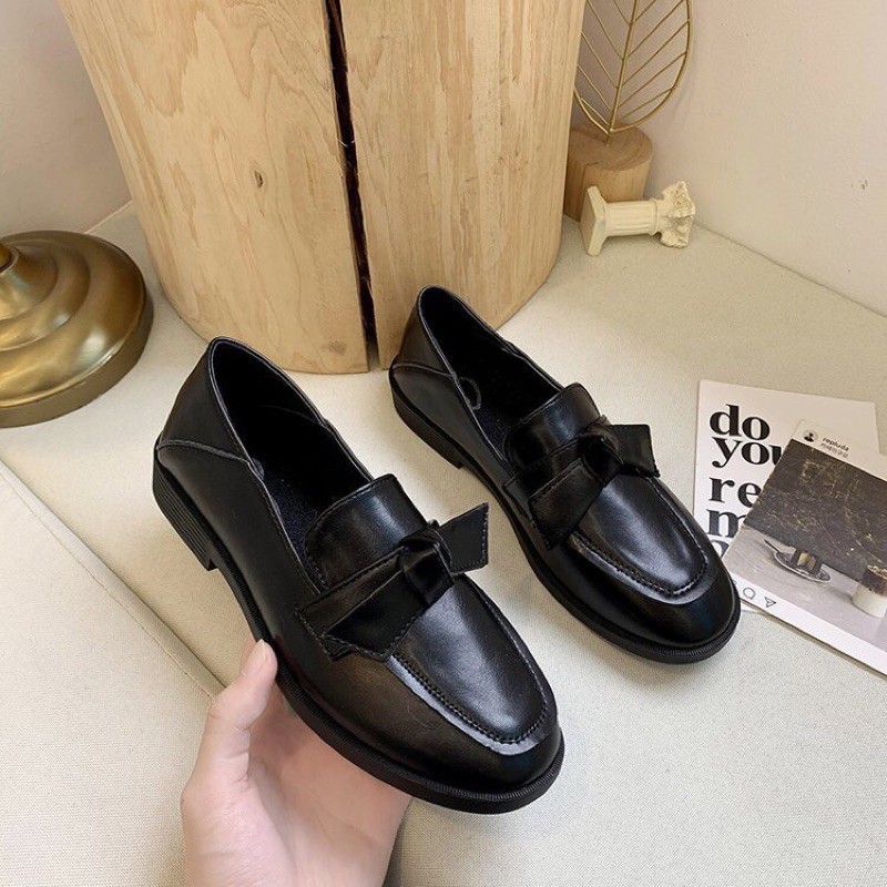 BEESHOES - GIÀY MOKA NỮ MŨI TRÒN HỌA TIẾT NƠ - GIÀY MOKA NỮ MŨI TRÒN ĐẾ VUÔNG CAO 2 PHÂN SẴN MÀU ĐEN 201127