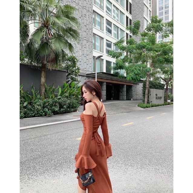 Đầm Bẹt Vai Tay Dài Loe Xẻ Tả Sang Chanh YD380293